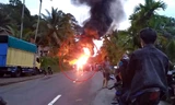 Xe bán tải chở xăng bốc cháy ngùn ngụt trên cao tốc