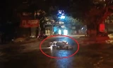 Tài xế kịp thắng khi người chạy xe máy ngã trước đầu ôtô
