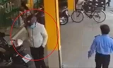 Tên trộm định cuỗm xe máy ngay trước mặt bảo vệ cửa hàng