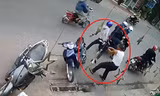 Trộm xe máy xịt hơi cay vào người dân khi bị phát giác ngay giữa đường