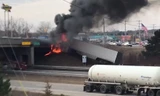 Xe container đâm vào cầu vượt rồi bốc cháy dữ dội