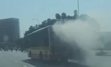  Xe buýt xả khói mù mịt ung dung đi trên phố Hà Nội