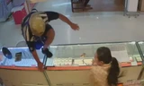 Khoảnh khắc kẻ bịt mặt ném đá cướp tiệm vàng