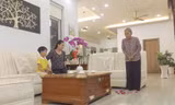 Bắt mẹ chồng ăn cơm chó, cô con dâu nhận cái kết “quả báo“