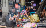 Phố cổ Hà Thành đỏ lửa, nghi ngút khói đốt vàng mã cúng Rằm tháng bảy