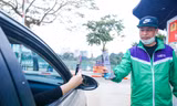 Thu phí trông giữ xe không dùng tiền mặt, hết cảnh chờ hàng giờ vào lễ Phủ Tây Hồ ngày Tết
