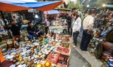 Dạo bước chợ Tết kỳ lạ đất Hà thành ngắm đồ 'thời ông bà anh'