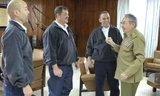 Chủ tịch Raul Castro trò chuyện cùng Gerardo Hernnández, Antonio Guerrero và Ramón Labaino. Ảnh: Reuters.