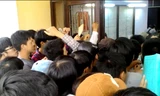 Nhiều thí sinh chen lấn nộp hồ sơ xét tuyển nguyện vọng 1 vào Đại học Huế chiều 4/8