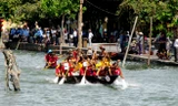 Các thuyền đua nỗ lực hết mình để giành chiến thắng 