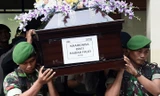 Lính Indonesia khiêng quan tài mang thi thể nữ tiếp viên hàng không Khairunisa Haidar Fauzi. Ảnh: CNA