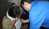 Bà Nguyễn Thị Kim thay mặt con đón nhận huy hiệu Tuổi trẻ dũng cảm do anh Nguyễn Đắc Vinh- Bí thư Thứ nhất TW Đoàn trao tặng.