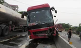 Vụ tai nạn khiến chiếc xe khách hư hỏng nặng, giao thông tắc nghẽn.