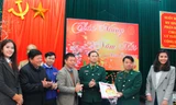 Phó Tổng biên tập báo Tiền phong Phùng Công Sưởng trao ấn phẩm xuân của báo cho Đại tá Nguyễn Anh Tuấn, Phó chính ủy Bộ chỉ huy Bộ đội Biên phòng Lạng Sơn.