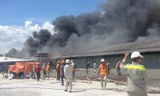 Khói đen bốc lên dữ dội từ đám cháy.