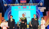 Ông Lưu Thái Thuận – Giám đốc kinh doanh khu vực miền Trung đại diện Hanwha Life Việt Nam nhận giải thưởng Rồng Vàng).