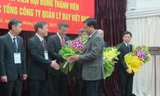 Ông Phạm Việt Dũng (thứ 3 từ trái sáng) nhận hoa chúc mừng của Bộ trưởng GTVT Đinh La Thăng tại phiên khai mạc kỳ thi Ảnh: Lê Hữu Việt 