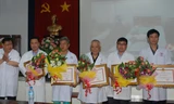  Các cá nhân, tập thể được UBND TPHCM trao tặng bằng khen cho thành tích phẫu thuật xuất sắc các ca bệnh lý phức tạp. Ảnh: Quốc Ngọc