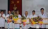  Các cá nhân, tập thể được UBND TPHCM trao tặng bằng khen cho thành tích phẫu thuật xuất sắc các ca bệnh lý phức tạp. Ảnh: Quốc Ngọc