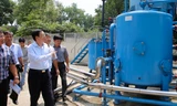 Chủ tịch UBND TP Hà Nội kiểm tra việc cấp nước tại Cty nước sạch HN Ảnh Như Ý