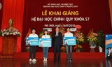  Tổng Giám đốc Tập đoàn Bảo Việt, ông Nguyễn Quang Phi trao học bổng cho các tân sinh viên xuất sắc.