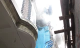 Ngọn lửa bùng phát tại ngôi nhà trong ngõ. Ảnh: Thanh Hà.