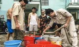 Khoảng 200 hộ dân với hàng nghìn nhân khẩu sống tại chung cư B15 Đại Kim hằng ngày phải thay nhau xách nước sinh hoạt lên căn hộ.