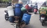 Những chiếc xe máy cũ nát không mang BKS chở hàng cồng kềnh lưu thông trên đường Lê Duẩn (Hà Nội).