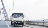 Chiếc xe tải đi ngược chiều trên cầu Nhật Tân. Ảnh: N.T