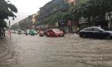 Nhiều tuyến phố Thủ đô ngập sâu trong cơn mưa lớn sáng 17/7. Ảnh: Thanh Hà