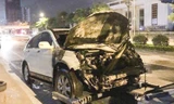 Chiếc ô tô bị cháy phần đầu.