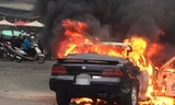 Chiếc xe bốc cháy dữ dội. Ảnh otofun