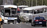 Hiện trường xe buýt chở sinh viên Việt Nam gặp tai nạn ở Mỹ