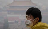 Một người đàn ông đeo khẩu trang giữa màn sương khói ô nhiễm ở Bắc Kinh