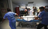 Một người bị thương trong vụ đánh bom ở Bangkok được đưa vào cấp cứu tại bệnh viện Chulalongkorn