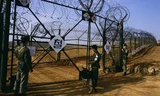 Hàng rào ngăn cách khu DMZ giữa 2 miền Triều Tiên