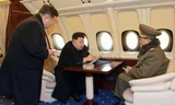 Lãnh đạo Triều Tiên Kim Jong Un (giữa) trên chuyên cơ riêng.