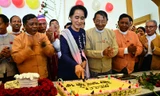 Bà Suu Kyi cắt bánh trong lễ mừng sinh nhật lần thứ 70 cùng các thành viên đảng NLD tại tòa nhà Quốc hội ở thủ đô Naypyidaw hôm 19/6