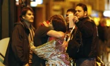 Vụ khủng bố kinh hoàng ở Paris tối ngày 13/11 khiến hàng trăm thương vong. Trong ảnh: Cảnh sát sơ tán hai người sống sót sau vụ khủng bố. 