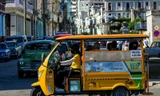 Xăng dầu khan hiếm, người dân Cuba chuyển sang dùng xe điện