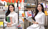 Nữ sinh Đại học Huế diện áo dài trắng tinh khôi mừng Ngày Quốc khánh 2/9