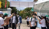 Thí sinh đeo khẩu trang, được đo thân nhiệt khi làm thủ tục thi tốt nghiệp THPT