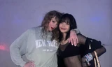Lisa "xả ảnh" xem concert Taylor Swift ở Singapore, khoe tay đeo kín vòng tình bạn