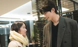 Ẩn ý hay ho Lovely Runner: Bó hướng dương của Sun Jae, hoa cổng nhà Sol đều có hàm ý