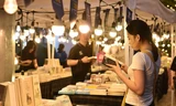 Giới trẻ Hà Nội dạo chợ đêm trên Phố Sách: "Đi 1 được 10", săn đồ xinh đầy túi