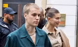 Cả 3 ngày trên đất Pháp, vợ chồng Justin Bieber đều diện trang phục gây tranh cãi
