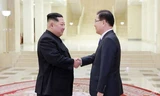 Nhà lãnh đạo Triều Tiên Kim Jong-Un (trái) đón tiếp Trưởng phái đoàn Hàn Quốc Chung Eui-yong (phải), ngày 5/3. (Nguồn: AFP/KCNA).