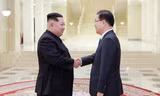 Nhà lãnh đạo Triều Tiên Kim Jong-Un (trái) đón tiếp Trưởng phái đoàn Hàn Quốc Chung Eui-yong (phải), ngày 5/3. (Nguồn: AFP/KCNA).