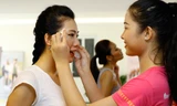Thí sinh Hoa hậu Việt Nam đổ mồ hôi khổ luyện catwalk