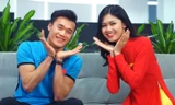 Á hậu Thanh Tú hướng dẫn thủ môn Bùi Tiến Dũng tạo dáng chụp ảnh 'cute'